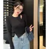Camiseta Feminina Branca com Ombro De Rong, Manga Longa, para Primavera e Outono, Irregular, com Pregas Cruzadas, Slim Fit, Top Curto com Cintura Vazada