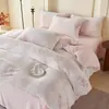 Juego de cuatro piezas estilo Ins inspirado en Chanel bordado de terciopelo de leche para otoño e invierno, hecho de algodón engrosado para abrigar, con un diseño fresco y elegante, incluyendo sábana bajera y funda de edredón