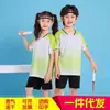 Nova Roupa Esportiva Traje de Badminton para Meninos e Meninas, Uniformes de Tênis de Mesa e Tênis de Secagem Rápida com Manga Curta, Uniformes de Vôlei com Números Impressos