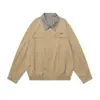 Jaqueta xadrez color-block estilo americano de corte solto para homens, apresentando um design de primavera/outono com um detalhe de botão exclusivo, estilo workwear casual e apelo de marca moderno