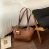 Bolsa Grande Capacidade Transfronteiriça para Mulheres 2026 Verão Nova Versátil Moda Ombro Tendência Trabalhadora Retro Casual Bolsa Tote