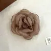 Broche de Flor Marrom Maillard Outono e Inverno Grampo Doce Retro Francês Acessório Versátil da Moda para Casaco