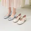 Zapatos de verano populares para mujer 2026, zapatos pequeños de cuero plateados con tacón medio, versátiles, modernos Mary Janes con lazo para combinar con vestidos