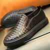 Zapatos de hombre de estación europea, mocasines tejidos de cuero transpirable de verano, zapatos casuales de pedal para hombre de la marca Tide, una generación de cabello