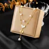 Colar de pérolas de camada dupla estilo francês de luxo leve para mulheres, pingente de concha branca em forma de coração, corrente para clavícula de aço inoxidável banhada a ouro de alta qualidade