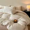 Outono e inverno Grau A, 5D em relevo, totalmente fosco, conjunto de cama de quatro peças em veludo de leite, cor sólida, capa de edredom de flanela cor creme