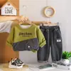 2026 Comércio Exterior Conjunto Moda Jeans Patchwork Meninos Gola Redonda Primavera e Outono Estampa de Letras Gola Redonda Roupa de Bebê Conjunto de Duas Peças