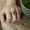 Joias Antigas da Itália, Anel de Prata Tailandês com Granada Vermelha, Design Aberto Bávaro Vintage