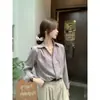 Tiro real temperamento simple francés cuello en V manga larga camisa mujer sentido del diseño nicho pliegues en los hombros botón dorado camisa 26435