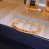 Pulseira de best-seller transfronteiriça cravejada de diamantes, um design moderno e estiloso com zircônia cúbica e padrões geométricos, uma joia leve e requintada para mulheres