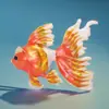Venta al por mayor, nueva tendencia, broche de pez dorado tridimensional con gota de aceite de aleación, colgante de doble uso, accesorio de ropa que combina con todo, pin