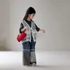 Conjunto de Três Peças para Meninas Verão Novo Estilo Coreano Camiseta de Manga Curta com Letras Cachecol Renda Estiloso Jeans Patchwork Estiloso
