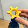 Bestseller transfronterizo: Abrebotellas Creativo, herramienta de juguete abridor giratorio para botellas de cola de cocina casera