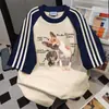 Camiseta de Manga Corta con Estampado de Letras de Perro con Graffiti de Tres Rayas Estilo Americano 2026 Verano Estilo Perezoso Top con Bloques de Color