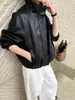 Han Xun Estilo Discreto Cool Textura de Caimento Macio Gola Alta Estruturada Jaqueta de Couro PU Feminina Outono 2026 Casaco Curto 27135