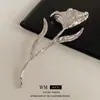 Broche de Flor Plegada Transfronterizo Europeo y Americano, Joyería de Pin Minimalista de Moda y Única, Accesorios de Ropa de Gama Alta de Nicho