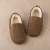 Outono/Inverno 2026 Novos Sapatos de Algodão Grossos Quentes com Pelúcia para Meninas Sapatos Casuais para Meninos Sapatos Infantis Macios Versáteis com Solado Flexível