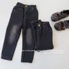Pantalones Vaqueros Lisos Simples Versátiles para Niños con Forro Polar Otoño/Invierno 2026 Estilo Coreano Ajustados Casuales Pantalones de Pierna Estrecha