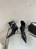 []Botines de punta fina con tacón de aguja, colección otoño 2026, elegantes, con detalles de remaches y hebillas, botines de media pantorrilla, botines de mujer