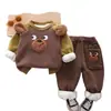 Roupas Infantis para Meninos Outono e Inverno Conjunto de Duas Peças Espessado com Pelúcia Nova Roupa de Bebê Moletom Quente para Bebê Conjunto de Roupas de Inverno