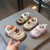 Sapatos de caminhada para bebês da moda 2026 outono novo antiderrapante sapatos internos para meninos sapatos para meninas com color block moderno versátil