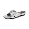 Sandálias Elegantes de Salto Baixo, Cor Nude, Estilo Francês, Minimalistas, Casuais, com Tiras Torcidas para o Verão de 2026, Adequadas para Combinar com Vestidos, Sandálias Abertas no Dedo, Estilo Coreano