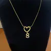 Collar de Acero de Titanio con Colgante de Corazón de Gama Alta y 26 Letras Inglesas para Mujer, Cadena para Clavícula con Apellido, Nicho de Lujo Ligero, Celebridad de Internet para Mejor Amiga