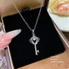 Collar con colgante dinámico de llave hueca romántica europeo y americano para mujer, microincrustado con diamantes, cadena de clavícula de nicho de lujo ligero, regalo para el Festival Qixi
