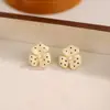 Pendientes Pequeños de Flor Blanca Leche Estilo Coreano para Mujer, Diseño de Nicho con un Temperamento de Alta Gama, Pendientes de Botón con Flor de Perla Gota de Aceite Lunares para Mujer