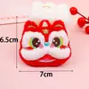 Bordado de Dibujos Animados León Despertando Colgante de Peluche Festivo de Año Nuevo DIY para Zapatos Bolsas Ropa Accesorios para el Cabello Puesto Accesorios de Caja de Regalo Suministros