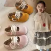 Zapatos de Princesa para Niñas 2026 Primavera Nuevo Estilo Coreano de Moda Zapatos Birkenstock Versátiles Cordón Perla Suela Suave Zapatos Pequeños de Cuero