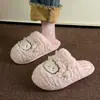 Bonitas zapatillas de algodón de corderito para mujer, nuevo estilo otoño/invierno 2026, antideslizantes para interior, forradas de felpa, cálidas, de suela suave, zapatos de algodón para niños, estilo de hombre