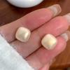 Pendientes de perlas cuadradas de diseño de nicho 2024, pendientes explosivos, broche de plata 925, elegantes y versátiles.