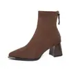 Botas Chelsea femininas de bico fino, botas de corte justo para uso externo, nova coleção outono 2026, botas com salto grosso e elástico no tornozelo, botas nude de salto médio estilo coreano