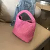 Bolso de Mujer de Guangzhou 2025 Selección de Influencers Bolso Tote de Mano Tejido a Mano de Gama Alta Versátil de un Solo Hombro para el Brazo Bolso para Suegra para Mujeres