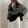 Suéter de cuello redondo informal de moda de estilo holgado y perezoso para otoño e invierno, suéter de punto con costuras a rayas de estilo coreano para mujer.