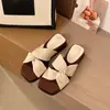 Sandálias Deslizantes com Tiras Cruzadas Estilo Casual de Design de Nicho para Mulheres Verão 2026 Novas Sandálias de Salto Anabela com Bico Quadrado para Férias ao Ar Livre