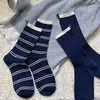 Calcetines de estilo universitario con bloques de color a rayas azul marino y blanco lechoso, etiqueta pequeña coreana, diseño de cinta de Instagram, hasta la mitad de la pantorrilla, premium, para otoño e invierno