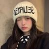Gorro de lana negro con letras para mujer, gorro de punto cálido de invierno, protección para las orejas, gorro frío, estilo coreano, combina con todo, moderno.