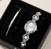 Relógio Feminino de Quartzo Estilo Pulseira de Pérola de Luxo Leve, Relógio de Quartzo Pequeno Mostrador Prata-Branco, Vendedor Quente Transfronteiriço