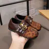 Correas para el pie retro versátiles y cómodas Estampado de leopardo Niñas Otoño 2026 Nuevo Birkenstock Casual para ir al trabajo Suela suave Ligeras Zapatos individuales