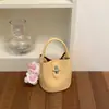 Bolsa de couro macio estilo minimalista tipo balde para mulheres, versátil com design de fecho de fivela, adequada para usar no ombro ou transversal, bolsa feminina de alta qualidade para o dia a dia
