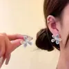"Elegancia Floral Azul" estilo francés de alta gama, elegantes, delicados, diseño nicho con huecos, aretes/clips para oreja de color azul ahumado con diamantes de hielo