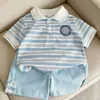Conjunto de Verão para Meninos 2026 Novo Estilo Crianças Bebê Estilo Coreano Camisa Polo Listrada Shorts Casuais de Manga Curta Conjunto de Duas Peças