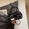 Bolsa de Mão de Moda Transfronteiriça com Laço Design Cilíndrico para Mulheres, Novo Estilo Verão 2026, Pingente de Espelho Personalizado, Bolsa de Ombro Único Transversal