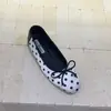 Sapatos de Laca Franceses Suaves de Nicho com Laço de Bolinhas 2025 Novos de Boca Rasa Estilo Fada Sapatilhas Sapatos de Vovó