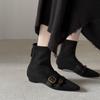 Muito Bonito com uma Saia ~ Fivela de Cinto Botas Finas de Camurça Inverno 2025 Salto Baixo Grosso Bico Quadrado Pequeno Fivela Quadrada Botas Curtas Elásticas para Mulheres