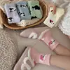 Calcetines para dormir para mujer, con diseños de animales de dibujos animados estilo japonés, de longitud media hasta la pantorrilla, engrosados para abrigar en otoño e invierno, y hechos de suave y esponjoso forro polar coral.