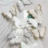 Paquete de 3 decoraciones de mariposas de plumas, con clips de mariposa realistas y tridimensionales, con brillo dorado reluciente, perfectas para decoraciones de Navidad