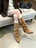 Novas botas de cano longo com fivela de metal 2026, femininas de bico fino, botas plissadas de cano médio, botas de montaria estilo britânico, botas femininas de camurça e couro envernizado